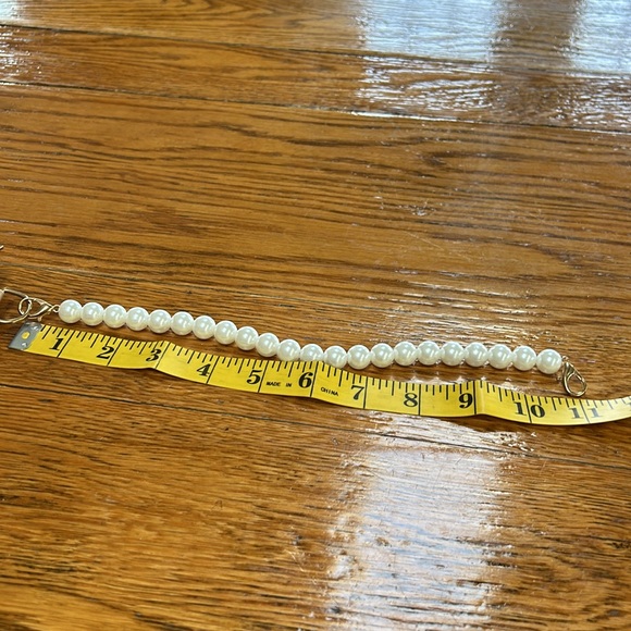 No brand tag. Small zip close bag with pearl bracelet handle. - Picture 7 of 8